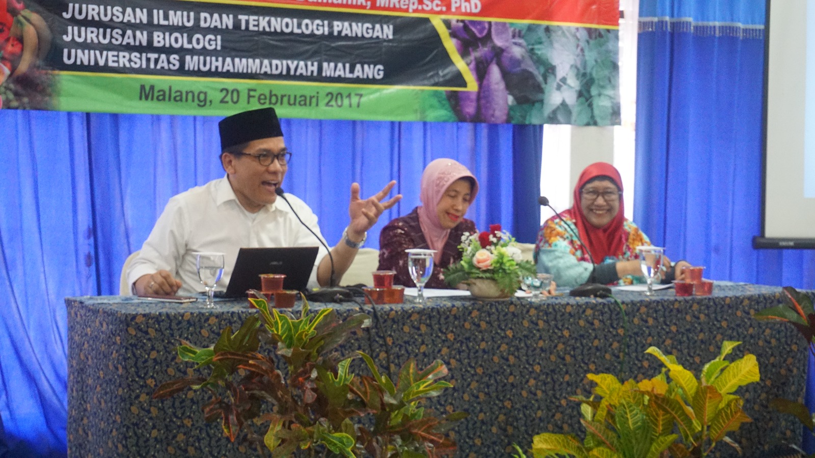 Prof. drh. M. Rizal M. Damanik, M. Rep. Sc. sedang memaparkan materinya tentang tanaman Torbangun pada